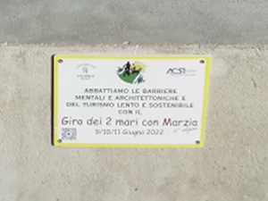 targa commemorativa: "Abbattiamo le barriere mentali e architettoniche e del turismo lento e sostenibile con il Giro dei due mari con Marzia - 9/10/11 giugno 2022"