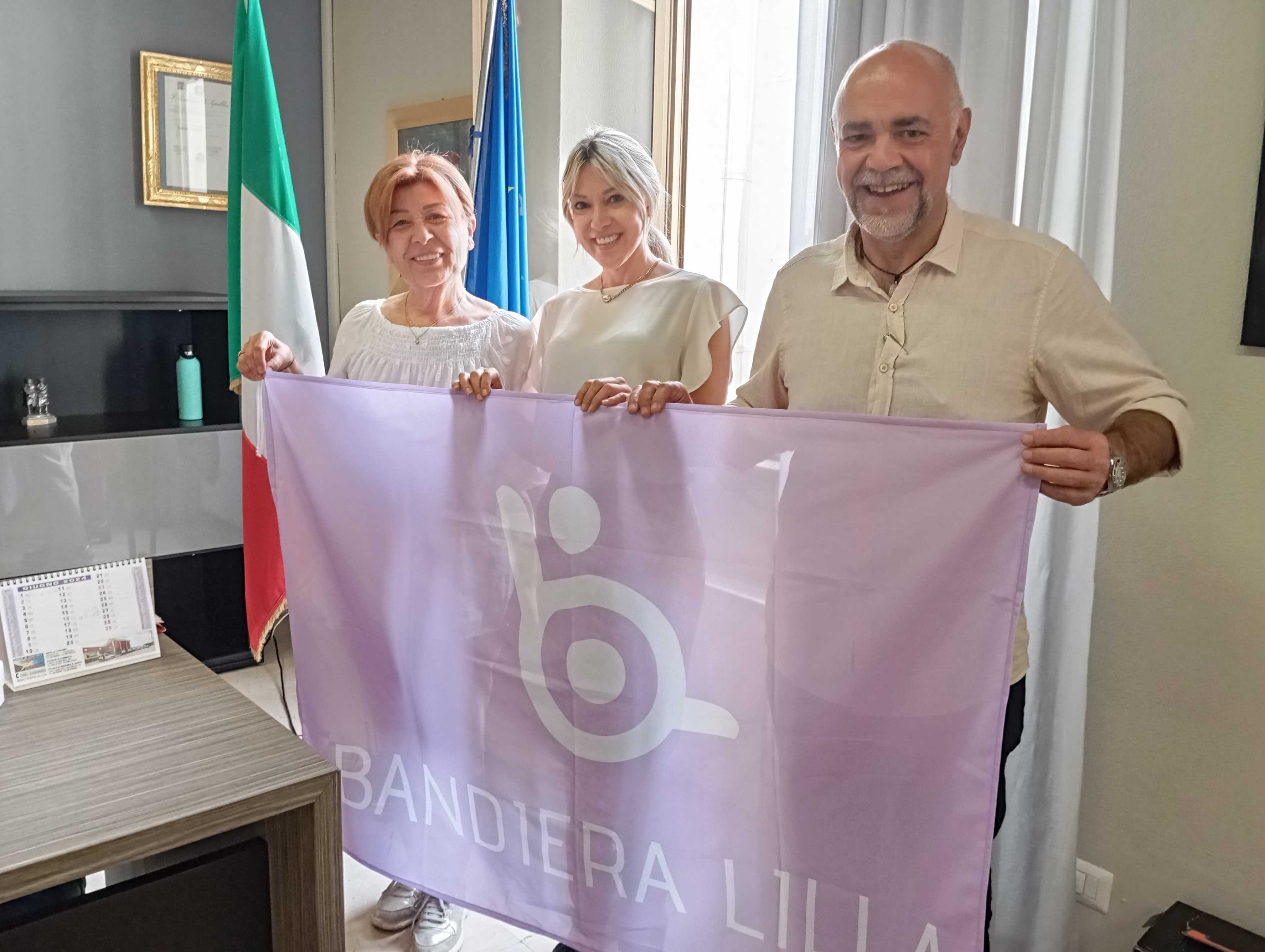 Il presidente di Bandiera Lilla consegna la Bandiera Lilla al sindaco e all'assessore di Alba Adriatica