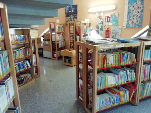 una sala della biblioteca, con scaffali bassi