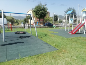 Parco giochi inclusivo: un'altalena e uno scivolo