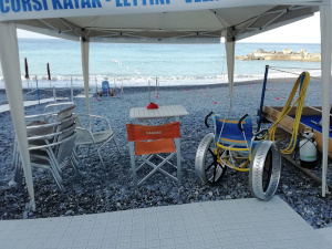 Spiaggia accessibile la postazione di accoglienza conla sedia Job rid