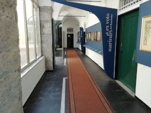 un corridoio ampio nel museo