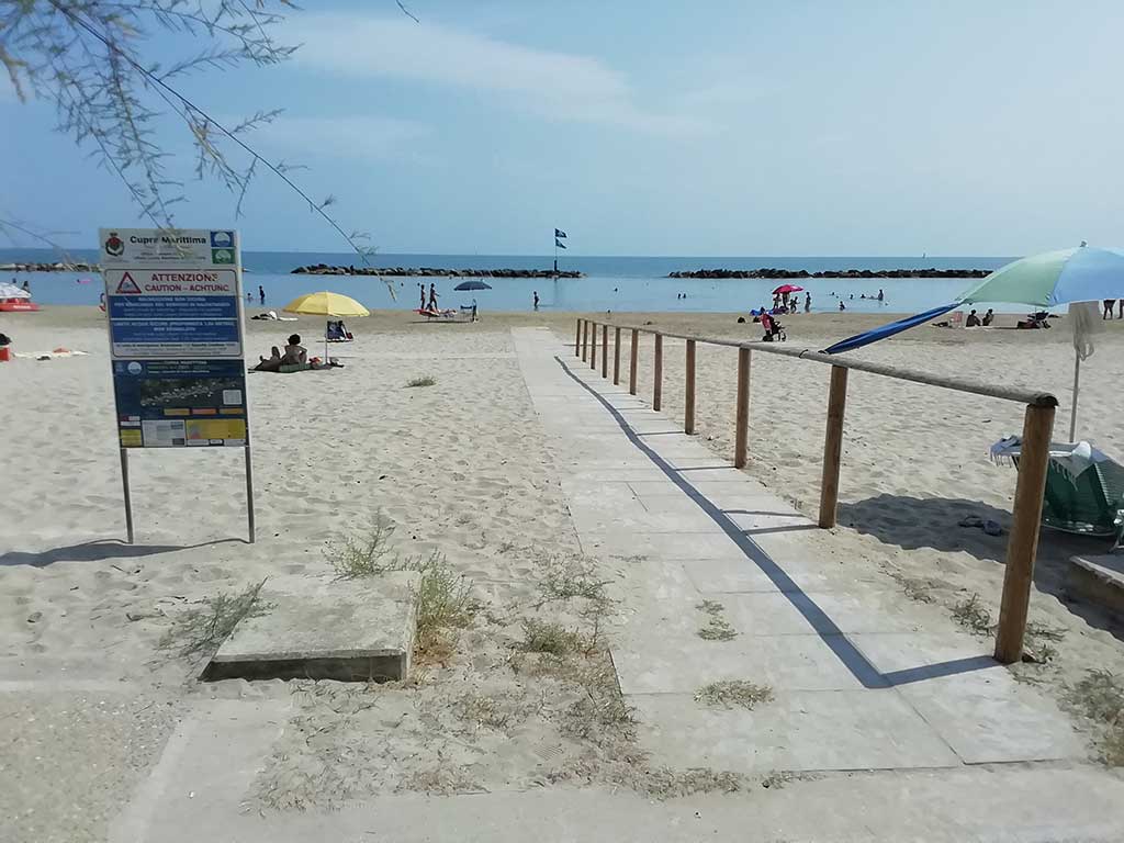 accesso alla spiaggia con corrimano e passerella