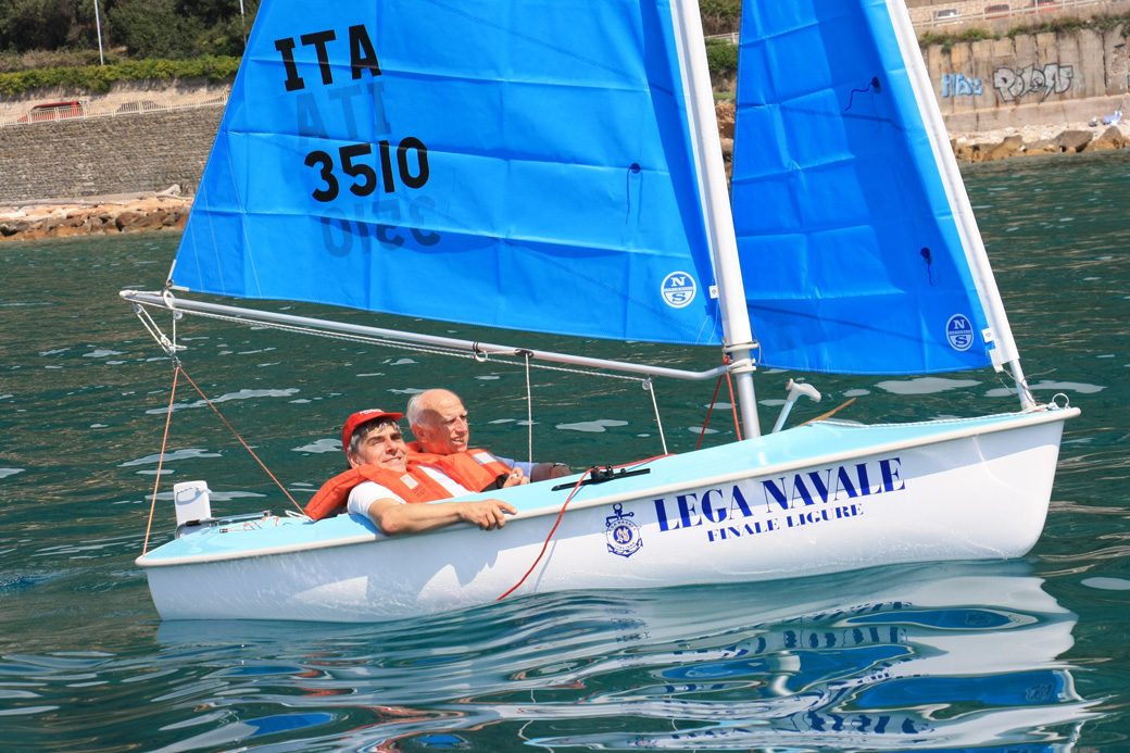 Due persone su una barca a vela