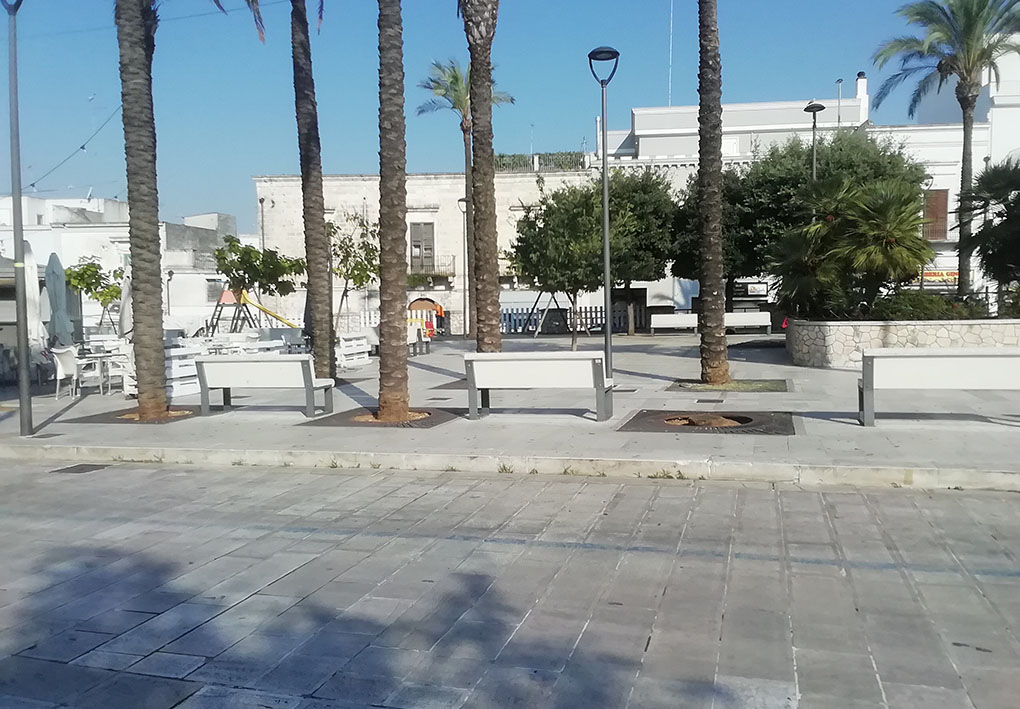 La piazza da cui si accede al Municipio. Un'isola pedonale centrale ha panchine, palme, aiuole e giochi per bambini.