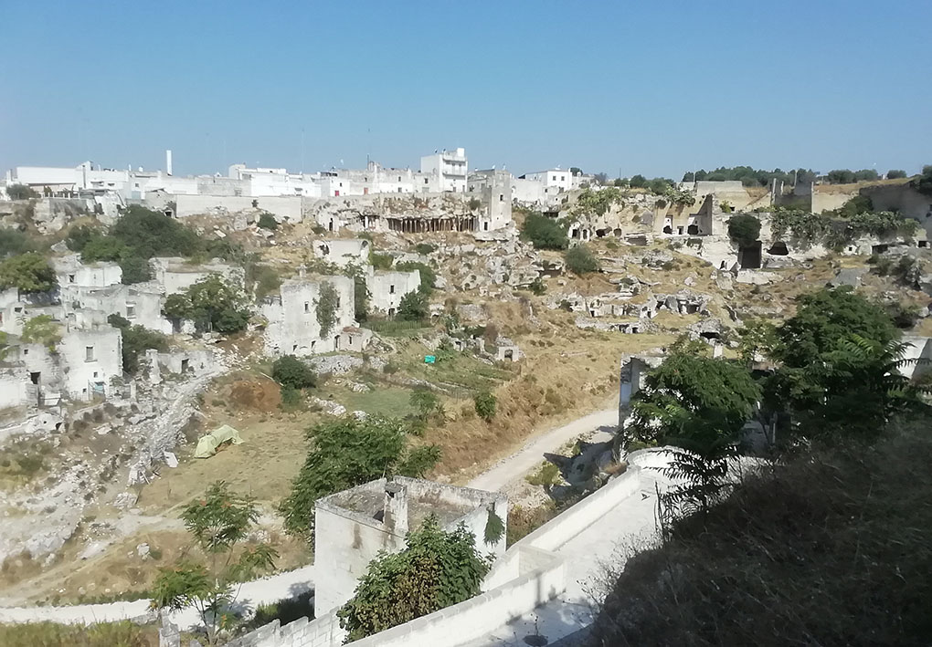 Panorama sulla gravina, con le costruzioni simili ai sassi di Matera scavate nella roccia.