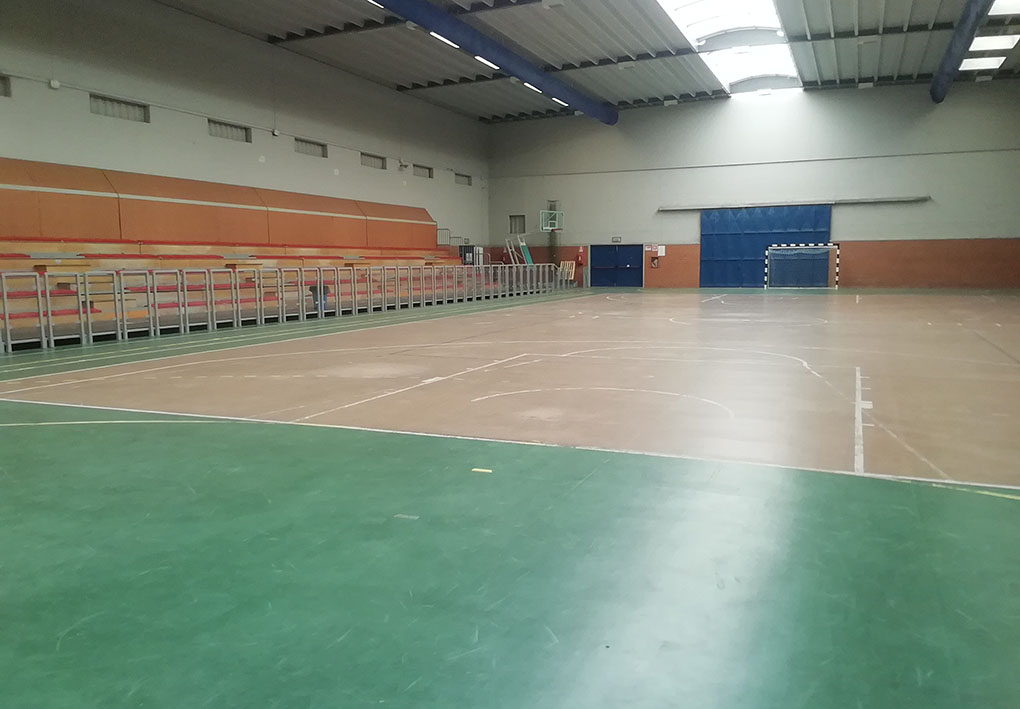 campo sportivo indoor. A bordo campo spalti rialzati per gli spettatori