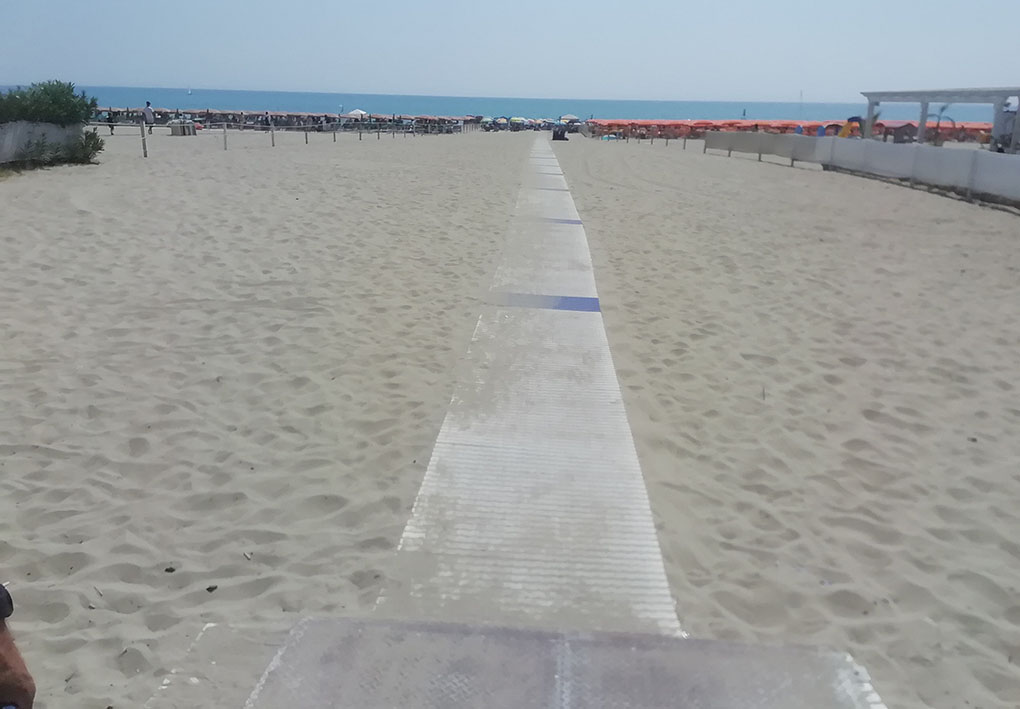 Dettaglio della passerella in spiaggia