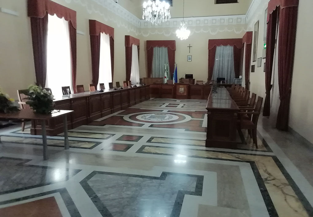 sala consiliare in un ambiente del palazzo storico