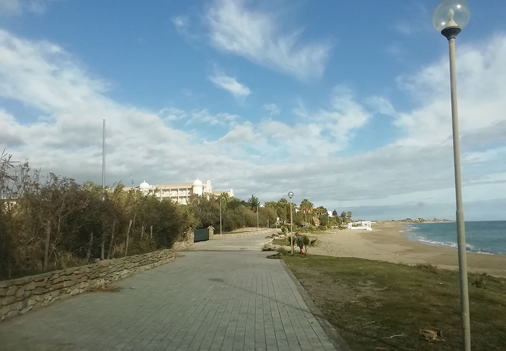 ampia strada lastricata che percorre la costa. Da un lato, ad altezza strada e senza apparenti ostacoli si può accedere alla spiaggia. Dall'altro lato, si alternano palazzi e vegetazione