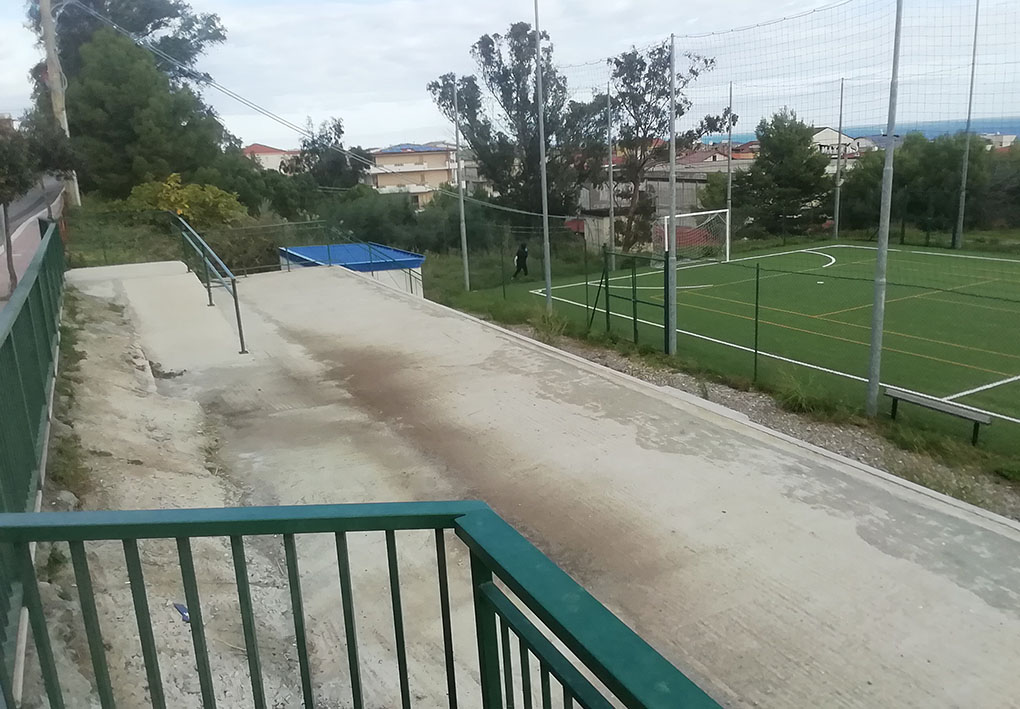 dettaglio dell'accesso con rampa dalla strada agli spalti, con una rampa di lieve pendenza