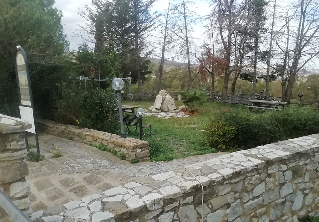 strada lastricata di accesso a un giardino, in pietre simili a quelle delle costruzioni delle foto precedenti.