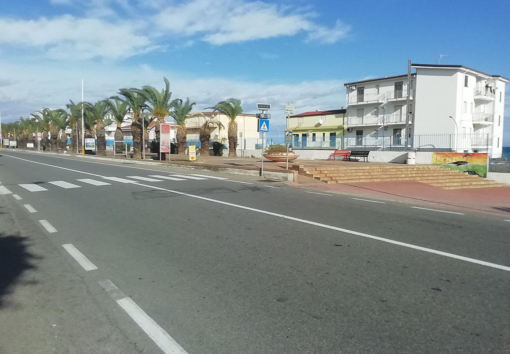 imbocco della passeggiata, ripreso dall'altro lato della strada. La passeggiata è rialzata rispetto al tratto precedente e vi si accede attraverso una rampa o dei gradoni