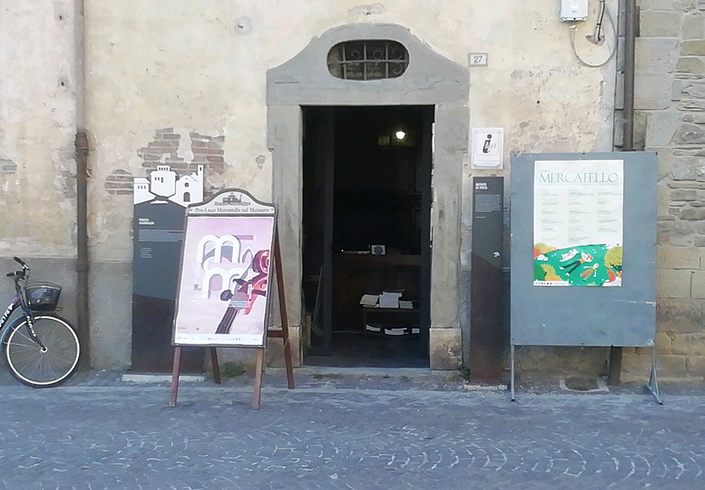 Portale in un palazzo storico. Accesso con un gradino