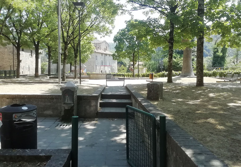 Parco con alberi. Accesso con tre gradini