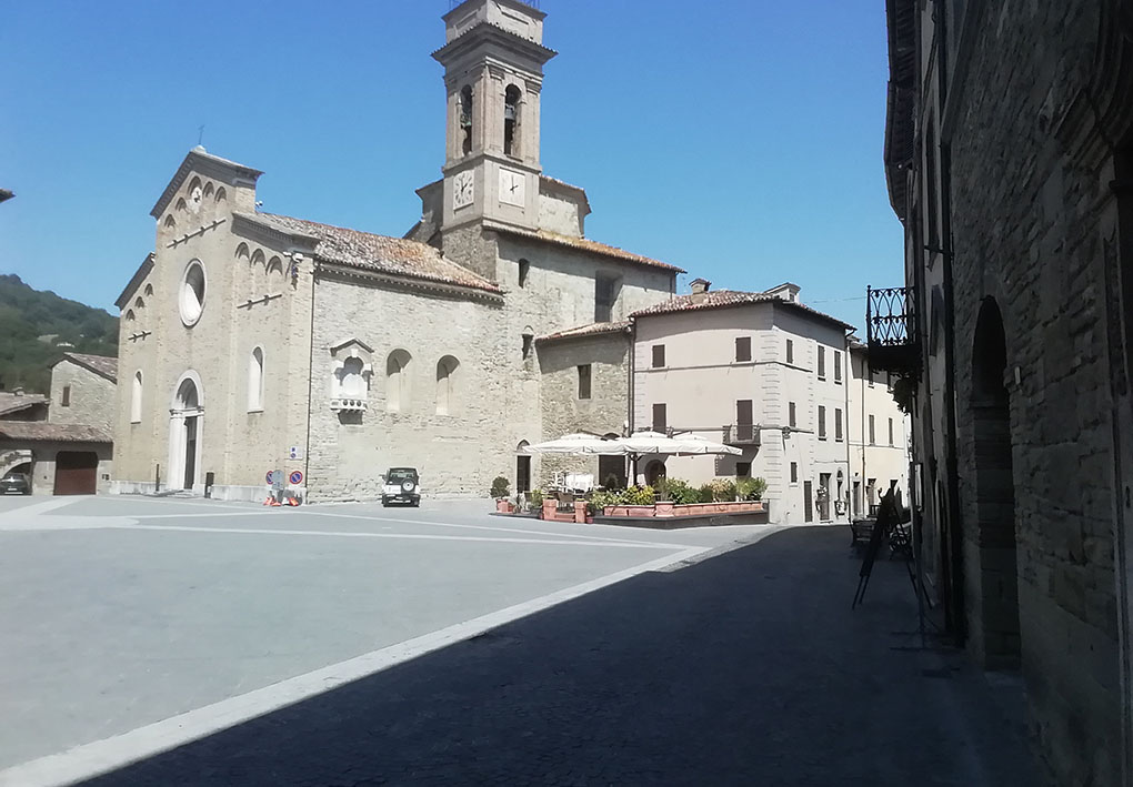 Su una piazza storica si affacciano edifici e una chiesa