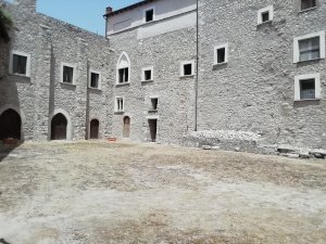 castello di Minturno il cortile