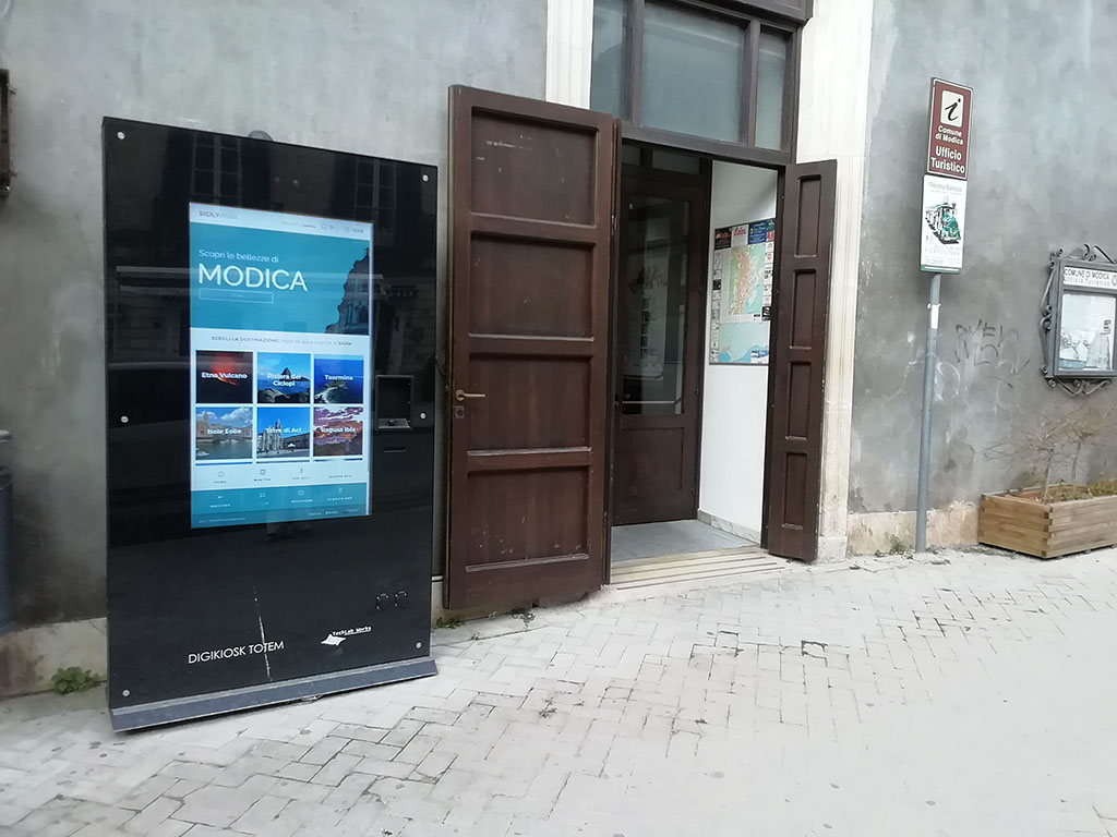 all'esterno dell'ufficio informazioni, uno schermo mostra eventi e luoghi della zona