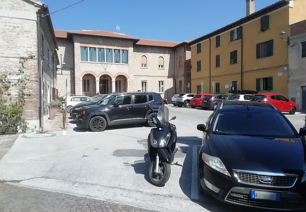 Il palazzo Comunale, ospitato in un antico palazzo si affaccia su una piazza storica contornata da bassi edifici. La piazza ospita anche un ampio parcheggio.