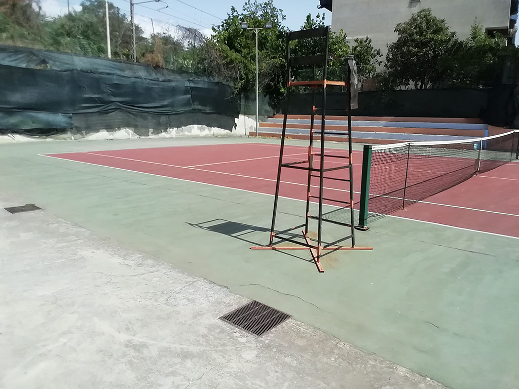 campo di tennis con gradoni per il pubblico