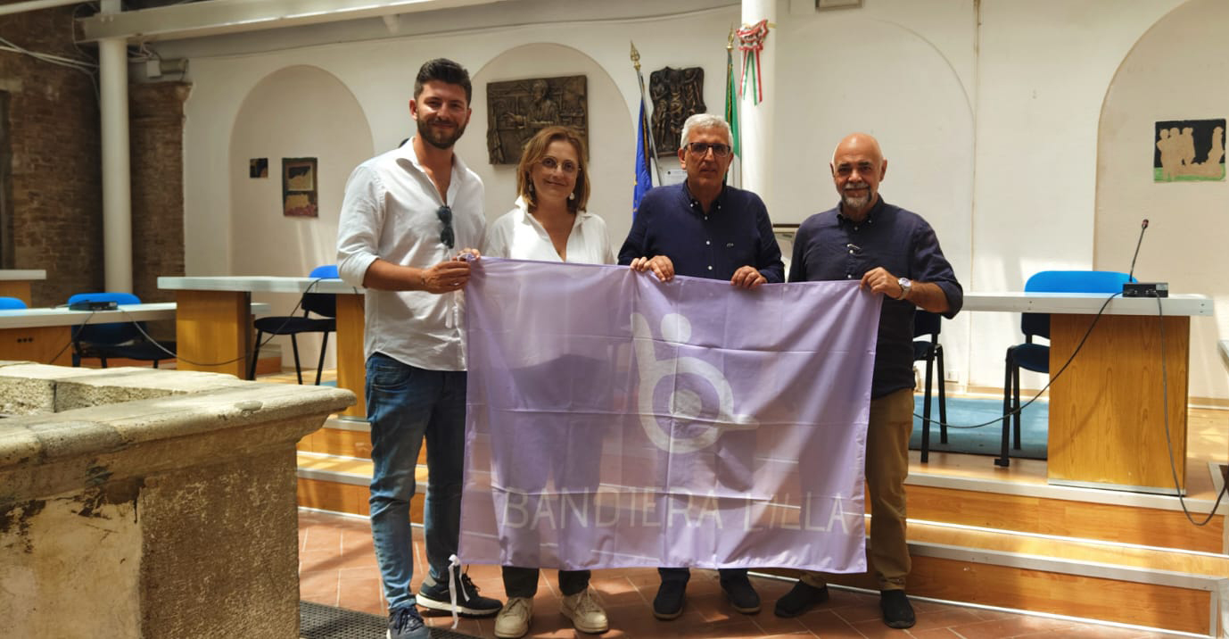 Il presidente e il direttore di Bandiera Lilla posano con il Sindaco e gli Assessori di Pisticci