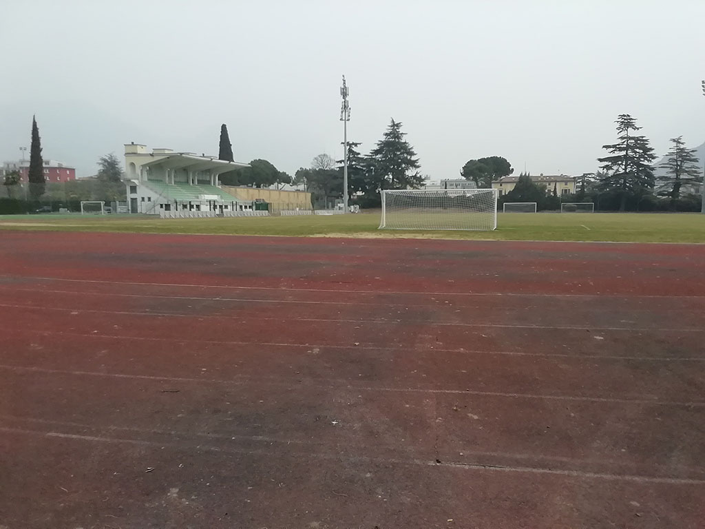 campo da gioco con porte da calcio e spalti sullo sfondo