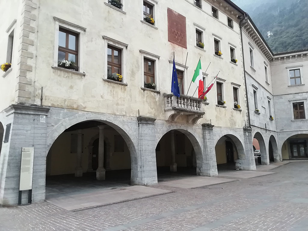 Palazzo comunale in un edificio storico, con un porticato alla base