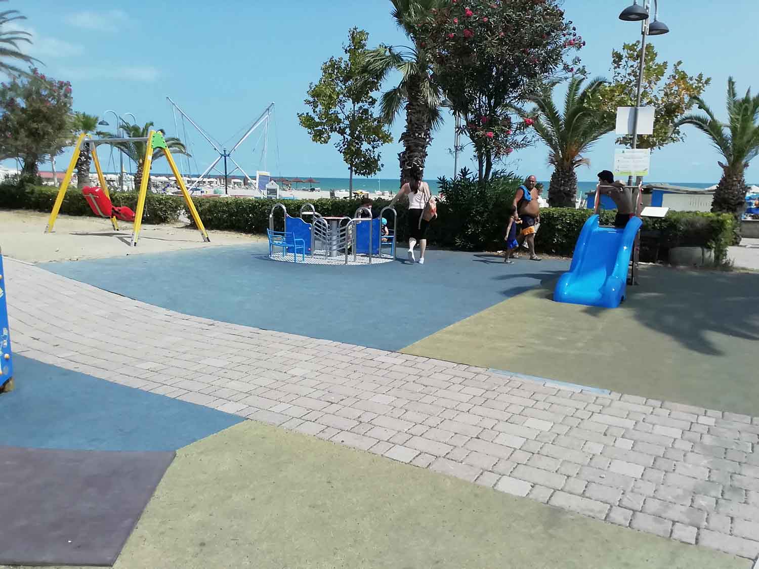 Giochi accessibili nel parco giochi vicino alla spiaggia