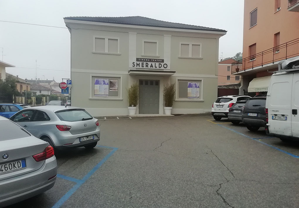 La facciata di un palazzo storico oggi adibito a cinema. Davanti ad esso sorge un parcheggio.