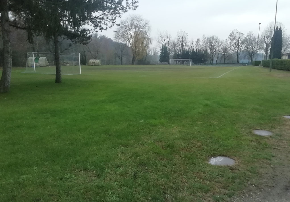 Un campetto da calcio in un prato.