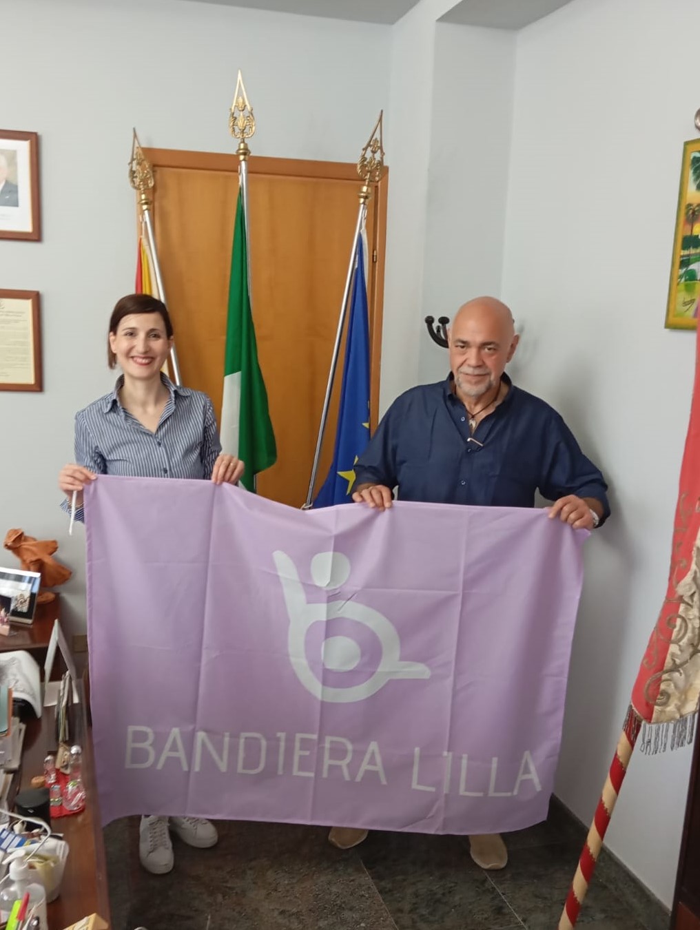 Il Sindaco e il presidente di Bandiera Lilla posano con la Bandiera