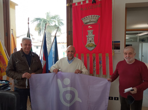 Rappresentanti dell'amministrazione posano con il presidente di Bandiera Lilla durante la consegna ufficiale del riconoscimento al Comune