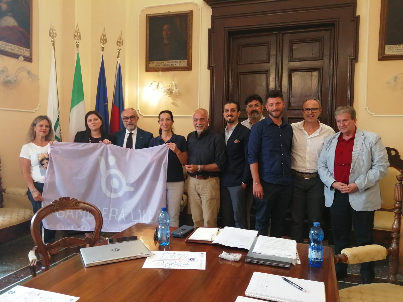 Il presidente e il direttore di Bandiera Lilla posano con gli assessori e consiglieri presenti all'evento