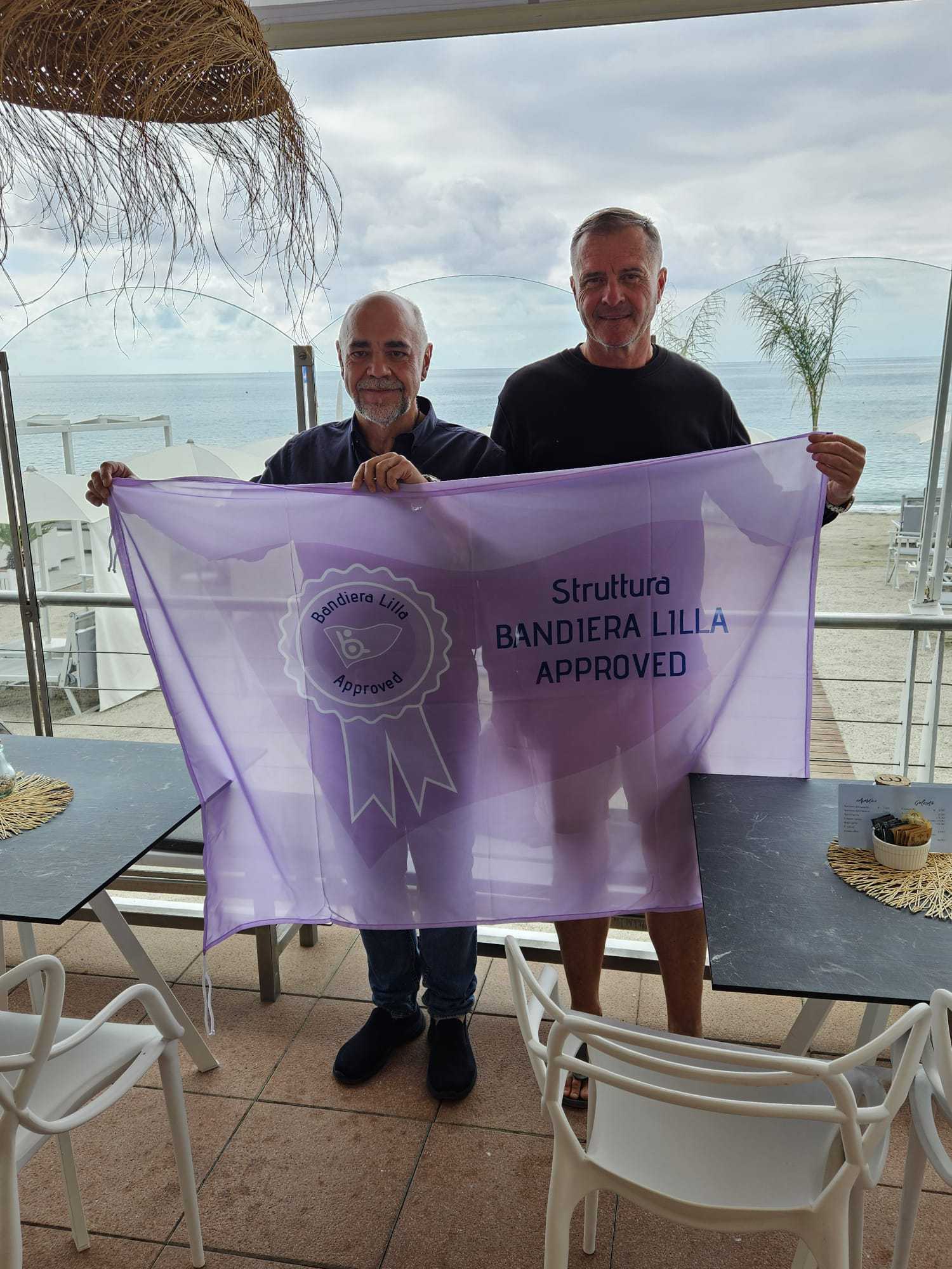 Il presidente di Bandiera Lilla consegna la Bandiera Lilla Approved al Presidente dell'Associazione Bagni Marini di Finale Ligure, Mauro Rebonato